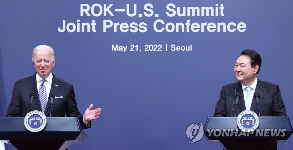 资料图片：5月21日，在位于首尔龙山的总统府，韩国总统尹锡悦（右）和美国总统拜登共同会见记者。 韩联社