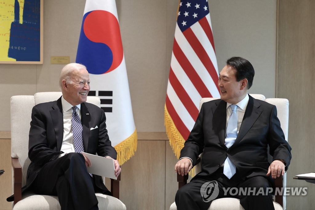 5月21日，在首尔总统府，韩国总统尹锡悦（右）与美国总统拜登在小范围会谈上亲切交谈。 韩联社