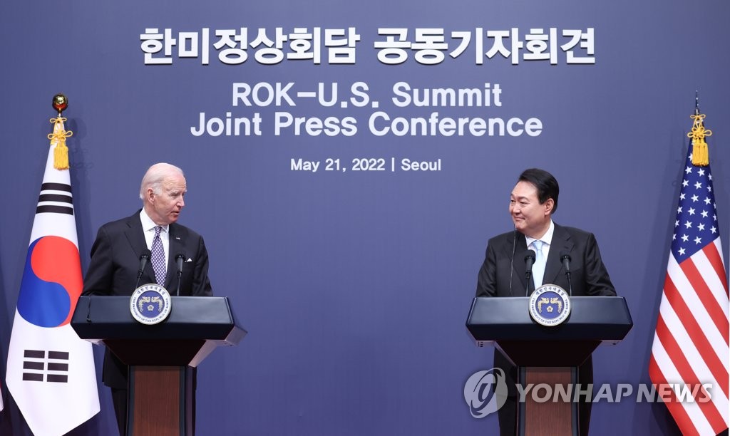 资料图片：5月21日，在位于首尔市龙山区的总统府，韩国总统尹锡悦（右）和美国总统拜登在首脑会谈结束后共同会见记者。 韩联社