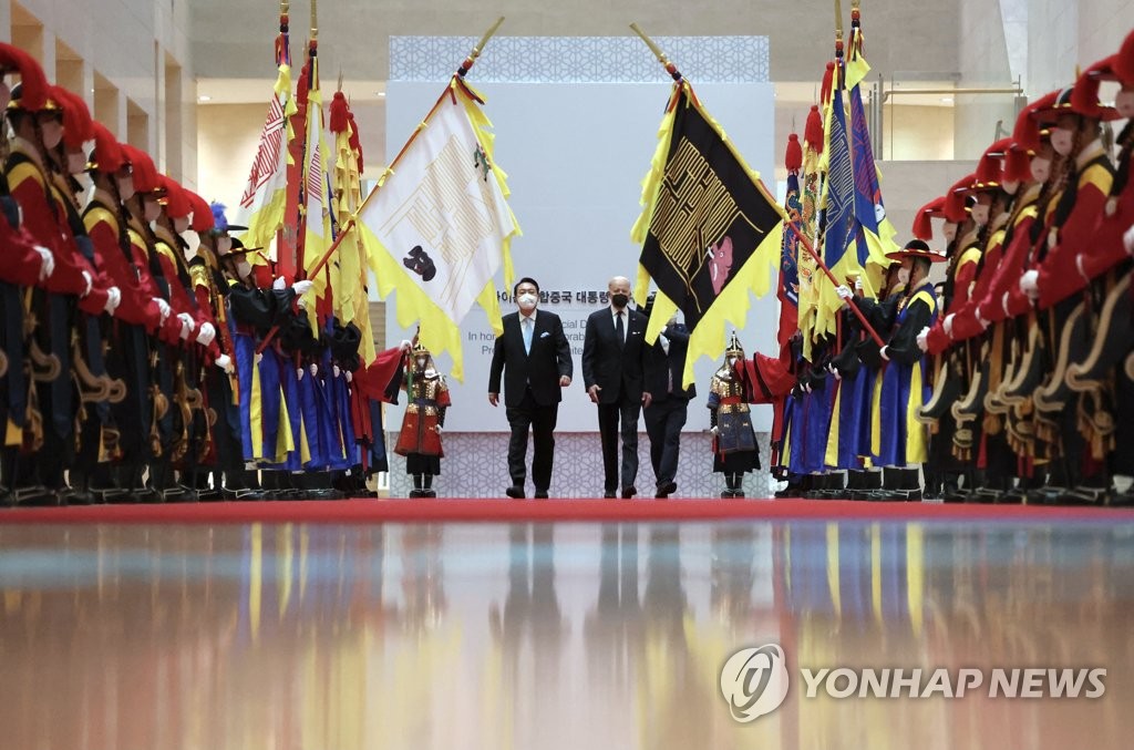 5月21日，在首尔市的国立中央博物馆，韩国总统尹锡悦（左）与美国总统拜登出席欢迎晚宴。图为尹锡悦和拜登步入会场。 韩联社/总统办公室供图（图片严禁转载复制）
