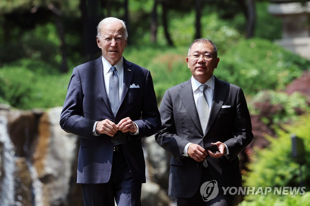 5月22日，在位于首尔龙山区的首尔君悦酒店，正在韩国访问的美国总统拜登（左）和现代汽车集团会长郑义宣步入会场。 韩联社
