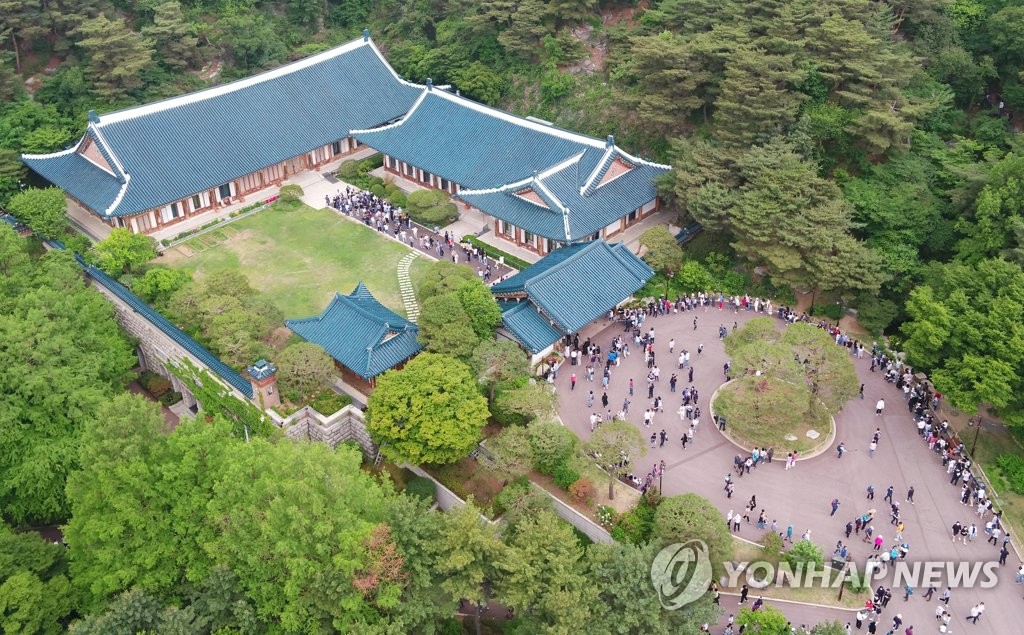 资料图片：游客参观青瓦台官邸，摄于5月22日。 韩联社（图片严禁转载复制）