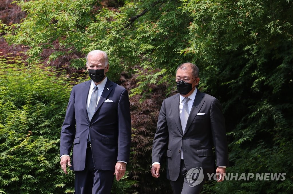 5月22日，在位于首尔龙山区的首尔君悦酒店，正在韩国访问的美国总统拜登（左）接见现代汽车集团会长郑义宣。 韩联社