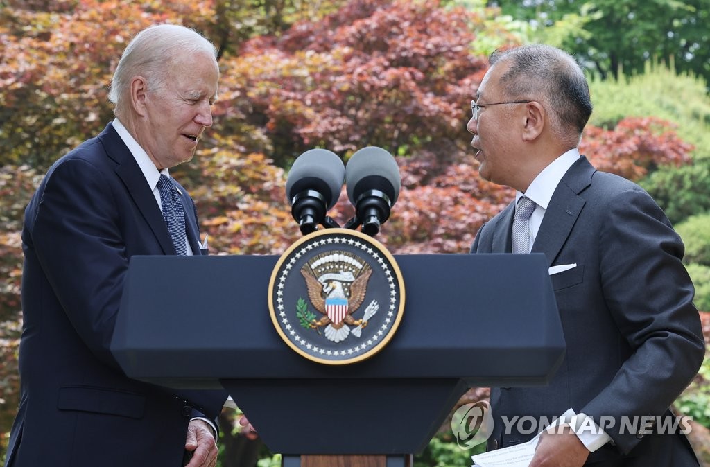 5月22日，在位于首尔龙山区的首尔君悦酒店，正在韩国访问的美国总统拜登（左）接见现代汽车集团会长郑义宣。图为二人握手。 韩联社