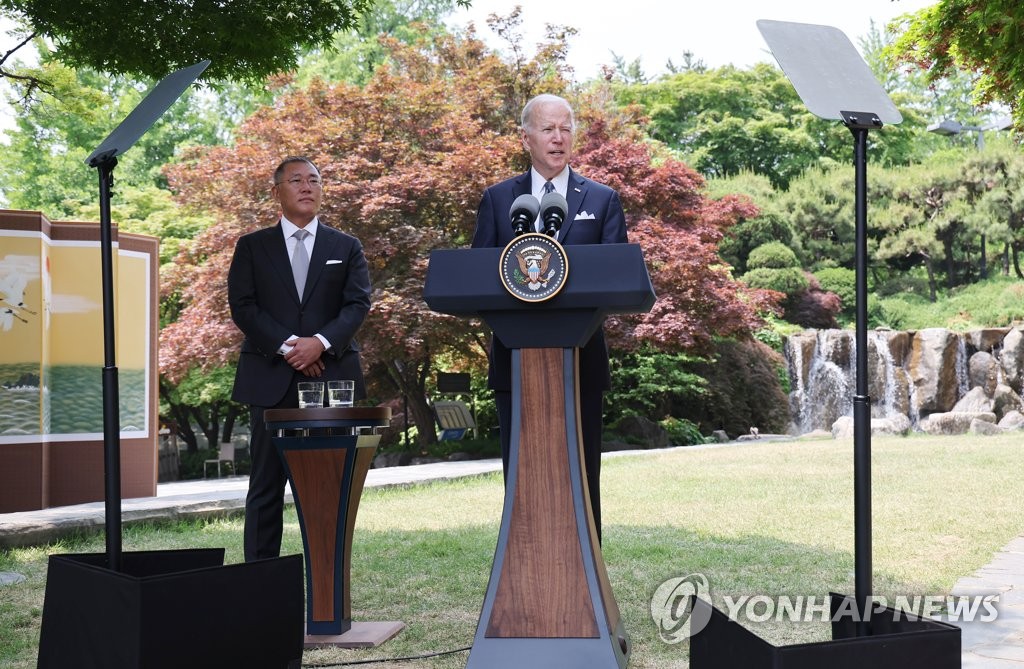 5月22日，在位于首尔龙山区的首尔君悦酒店，正在韩国访问的美国总统拜登（右）接见现代汽车集团会长郑义宣。 韩联社