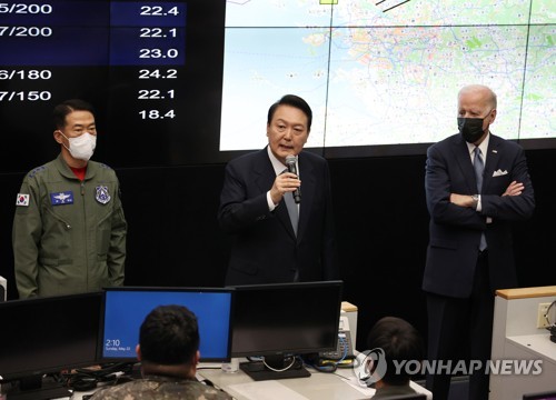 韩美总统访问韩国航空航天作战本部