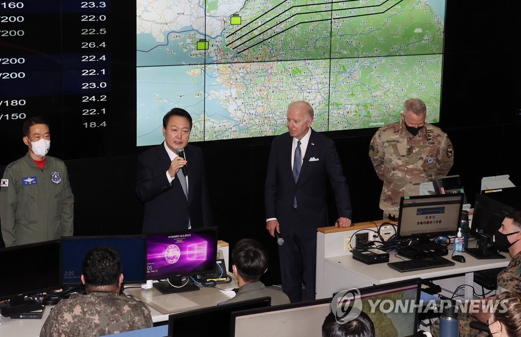 资料图片：5月22日，韩国总统尹锡悦（左二）和美国总统拜登（左三）视察位于京畿道乌山市驻韩美军基地的韩国空军作战司令部航空航天作战本部。 韩联社