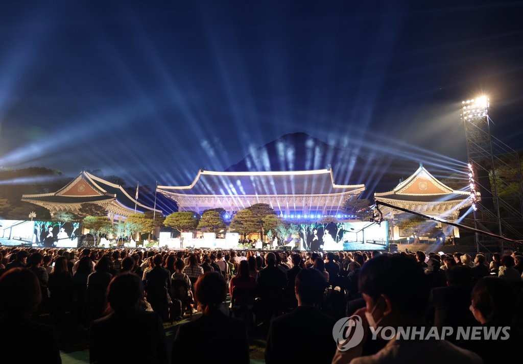 资料图片：5月22日，在韩国原总统府青瓦台的大庭院户外舞台，KBS电视台主办纪念青瓦台全面开放的“开放音乐会”。 韩联社（图片严禁转载复制）