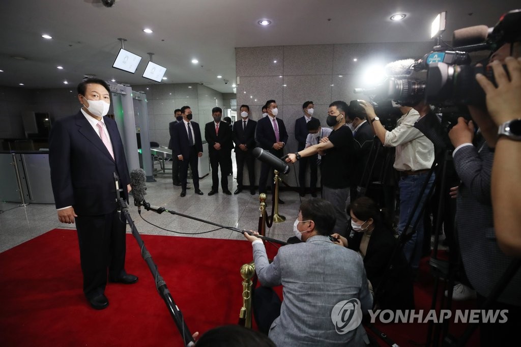 5月23日上午，在龙山总统府，尹锡悦上班前答记者问。 韩联社