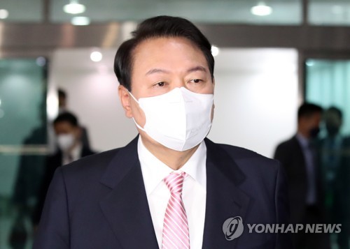 5月23日，在首尔龙山总统府，韩国总统尹锡悦上班。 韩联社/总统办公室摄影记者团