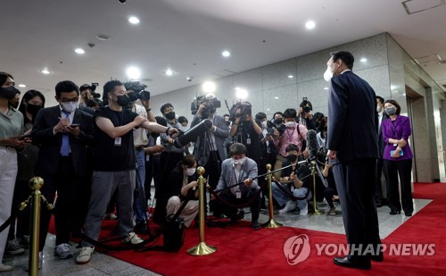 5月23日，在首尔龙山总统府，韩国总统尹锡悦在上班途中答记者问。 韩联社/总统办公室供图（图片严禁转载复制）