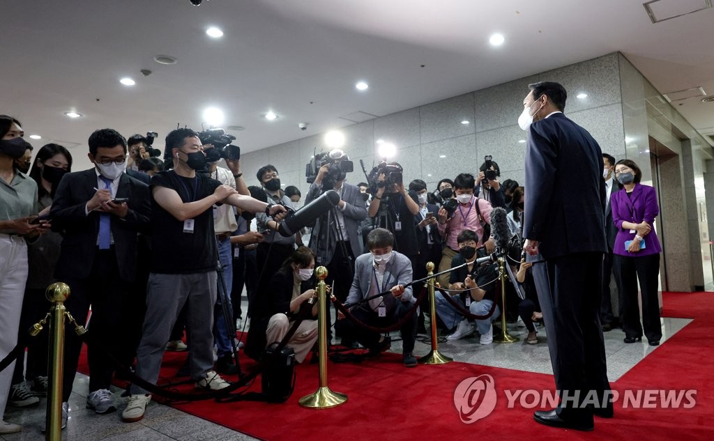 5月23日，在首尔龙山总统府，韩国总统尹锡悦在上班途中答记者问。 韩联社/总统办公室供图（图片严禁转载复制）