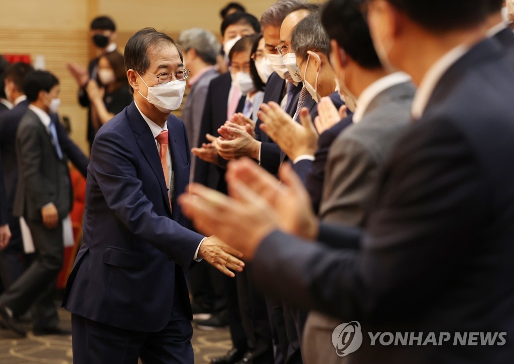 5月23日，在位于世宗市的政府世宗办公大楼，韩国国务总理韩悳洙的就职仪式举行。 韩联社