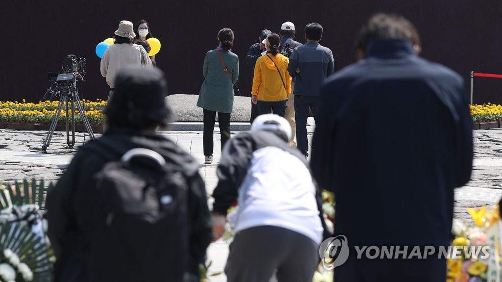 5月23日，在庆尚南道金海市进永邑烽下村，不少市民前来悼念已故前总统卢武铉。 韩联社