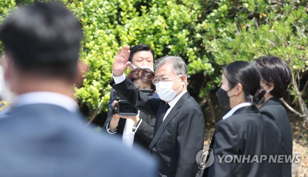5月23日，韩国前总统文在寅（右三）出席已故前总统卢武铉逝世13周年悼念仪式。 韩联社