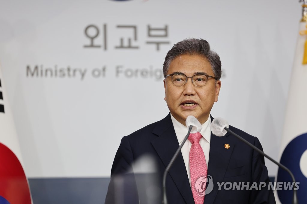 5月23日，在外交部大楼，外长朴振介绍韩美首脑会谈成果。 韩联社