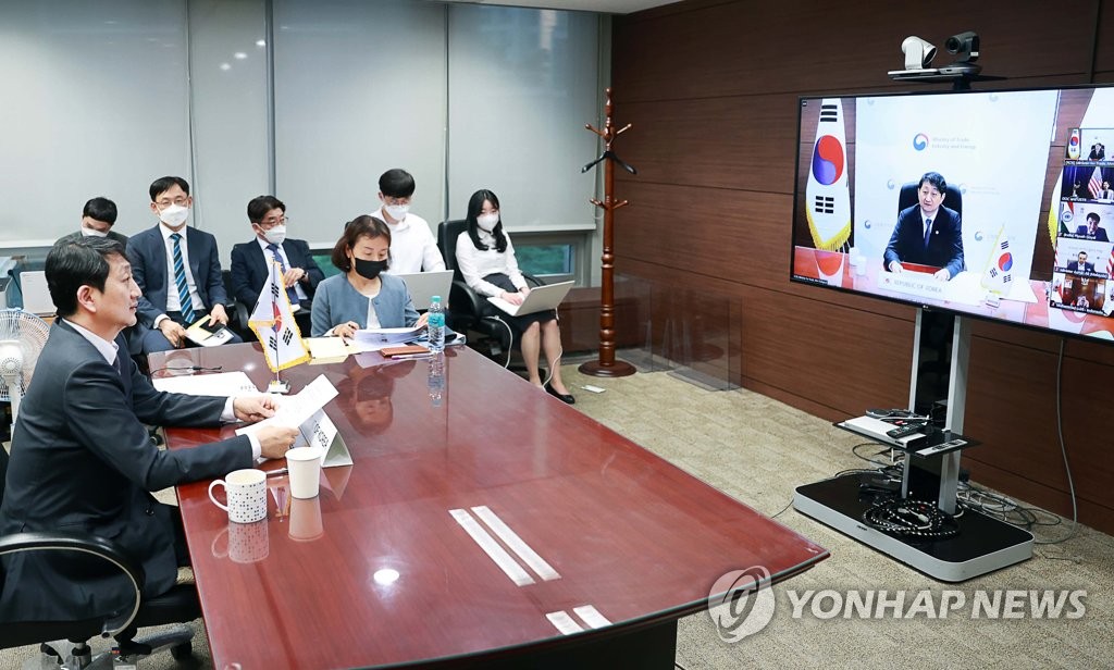 资料图片：5月23日，在首尔中区的大韩商会会议室，通商交涉本部长安德根（左）在线出席印太经济框架成立部长级会议。 韩联社/产业通商资源部供图（图片严禁转载复制）
