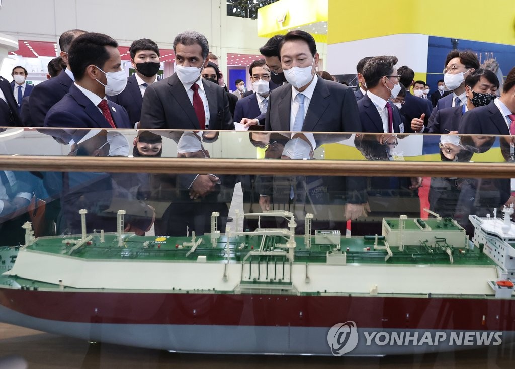 5月24日，第28届世界燃气大会在大邱会展中心举行。图为韩国总统尹锡悦（左三）访问卡塔尔展馆，观看液化天然气（LNG）运输船模型。 韩联社
