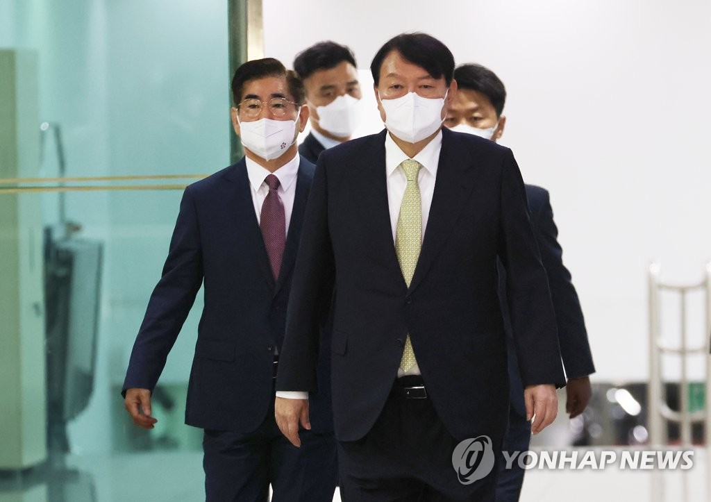 5月25日，在首尔龙山的总统办公室，尹锡悦准备主持召开国安会议。 韩联社