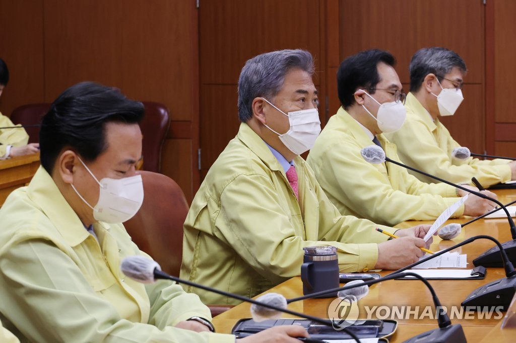 5月25日，在首尔外交部大楼，外长朴振（左二）召开有关朝鲜发射导弹的外交部对策会议。 韩联社