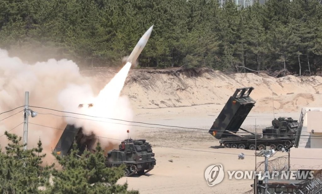 资料图片：图为韩美军方实施的地对地导弹射击演练现场照，摄于5月25日。 韩联社/驻韩美军供图（图片严禁转载复制）
