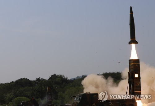 资料图片：5月25日，在韩半岛东部海域，韩美两军联合实施地对地导弹联合实弹射击。图为导弹发射现场。 韩联社/联参供图（图片严禁转载复制）