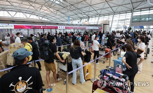 仁川机场挤满游客