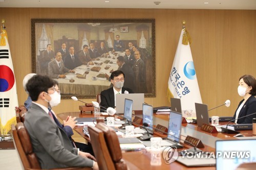 5月26日，在首尔市中区韩国银行，行长李昌镛（右二）主持金融货币委员会全会。 韩联社/央行供图（图片严禁转载复制）