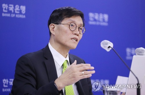 5月26日，在韩国银行新闻发布厅，李昌镛说明货币政策方向会议的结果。 韩联社