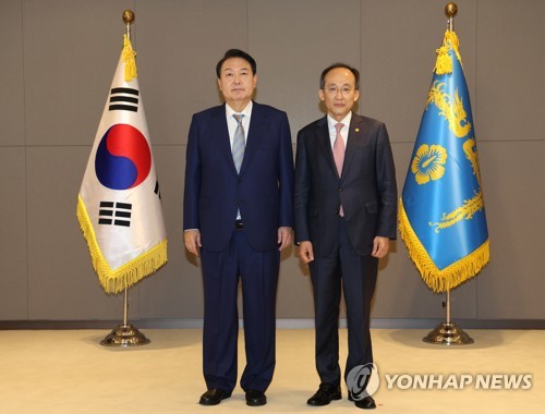 资料图片：韩国总统尹锡悦（左）与经济副总理兼企划财政部长官秋庆镐 韩联社