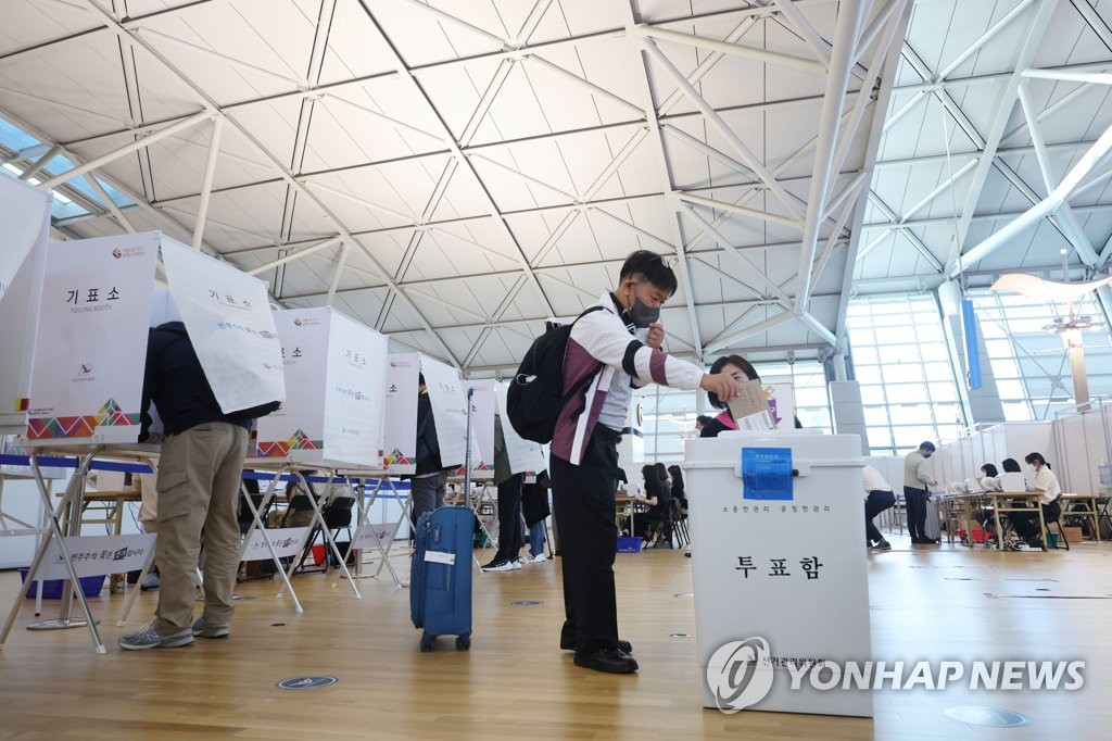 5月27日，在首尔仁川国际机场第一航站楼缺席投票点，选民正在投票。 韩联社