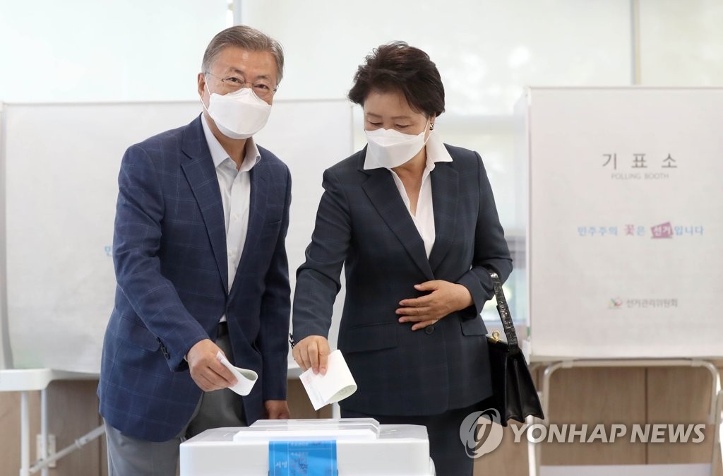 5月27日，在设于庆尚南道梁山市下北面居民中心的六一地方选举缺席投票站，韩国前总统文在寅（左）和夫人金正淑正在投票。 韩联社