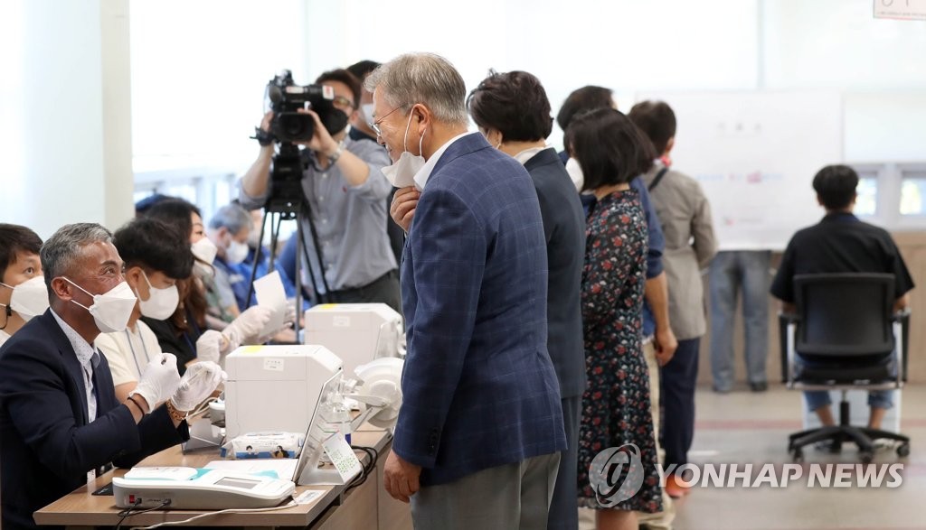 5月27日，在设于庆尚南道梁山市下北面居民中心的六一地方选举缺席投票站，韩国前总统文在寅在投票之前确认身份。 韩联社
