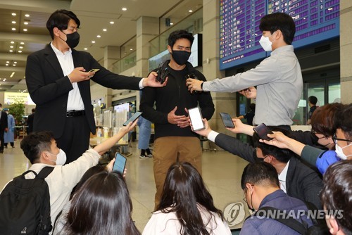 5月27日上午，在仁川国际机场第一航站楼，李根答记者问。 韩联社