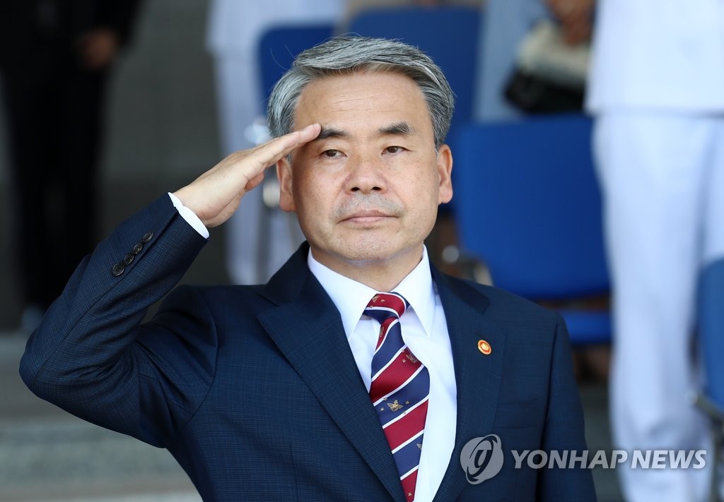 5月27日，在忠清南道鸡龙台，韩国国防部长官李钟燮出席海军参谋总长交接仪式。 韩联社