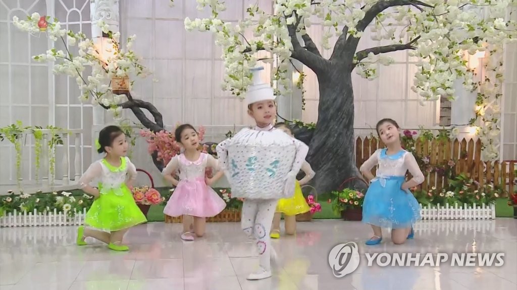 平壤市一家幼儿园的孩子们表演防疫主题舞蹈。 韩联社/朝鲜央视画面（图片仅限韩国国内使用，严禁转载复制）