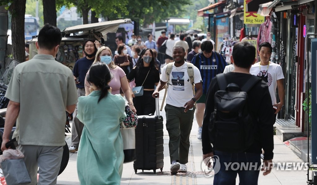 资料图片：5月29日，在首尔龙山区的梨泰院，街头外国游客增加。 韩联社