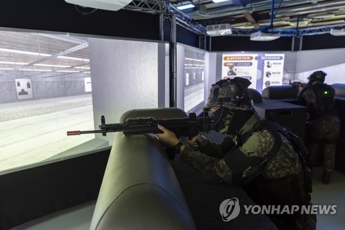 资料图片：5月30日，在位于首尔市瑞草区的科学化预备役训练场，一名士兵进行VR模拟射击演示。 韩联社