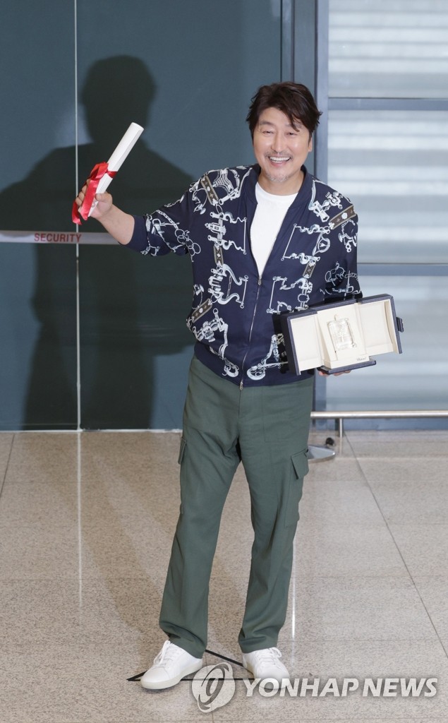 5月30日，在仁川国际机场，韩国首位戛纳影帝宋康昊衣锦还乡。 韩联社