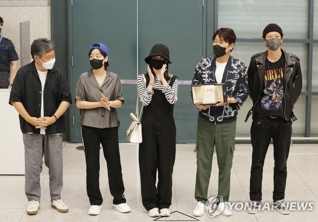 5月30日，在仁川国际机场，《掮客》主创人员载誉而归。 韩联社