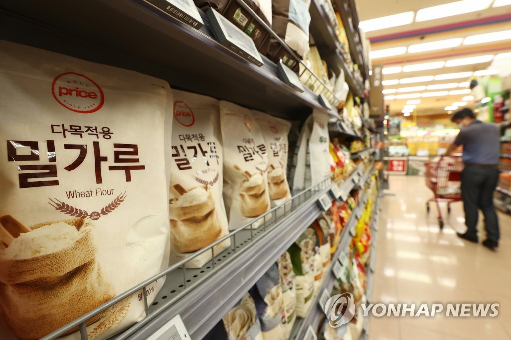 资料图片：一家超市的面粉货架 韩联社