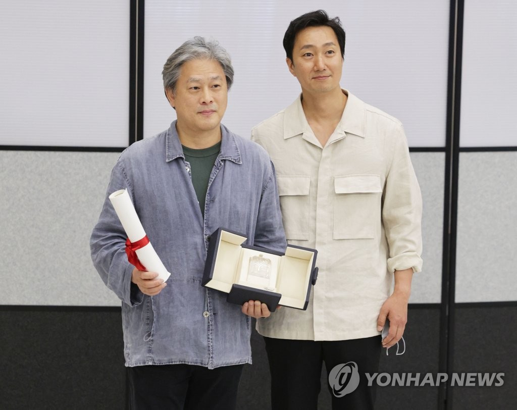 5月30日下午，在仁川国际机场，朴赞郁（左）和朴海日从戛纳飞回韩国。 韩联社