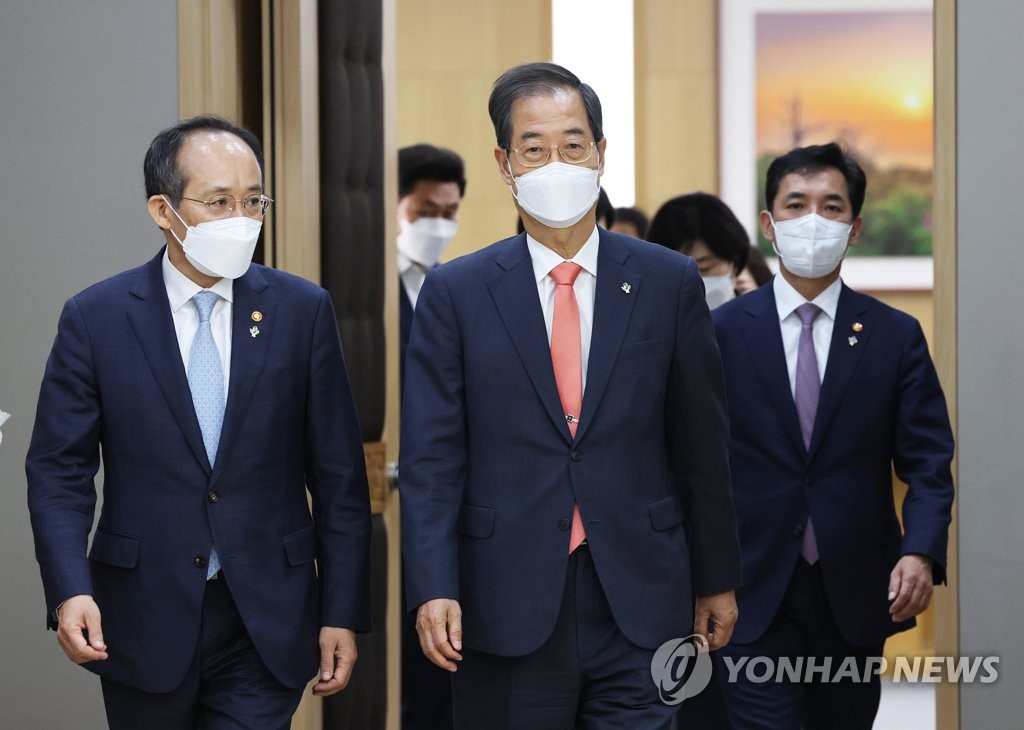 资料图片：韩国国务总理韩悳洙（左二） 韩联社