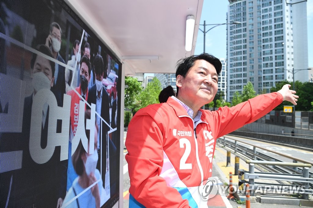 资料图片：5月31日，在京畿道城南市盆唐区柏岘洞一带，安哲秀游说拜票。 韩联社/国会摄影记者团