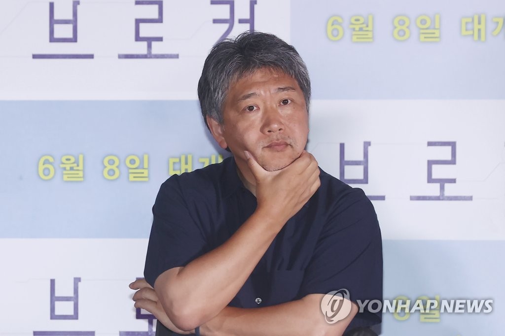5月31日下午，在首尔市龙山区CGV龙山爱宝客，是枝裕和在媒体试映会上听记者提问。 韩联社