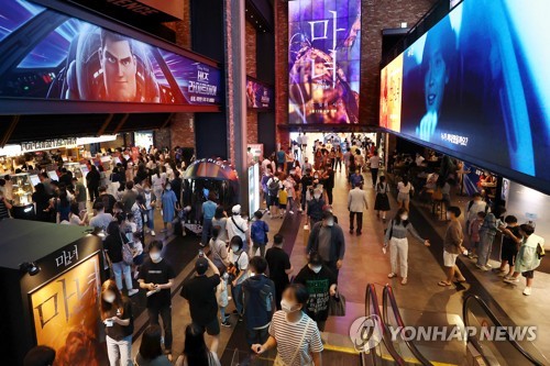 资料图片：首尔一家电影院人山人海。 韩联社