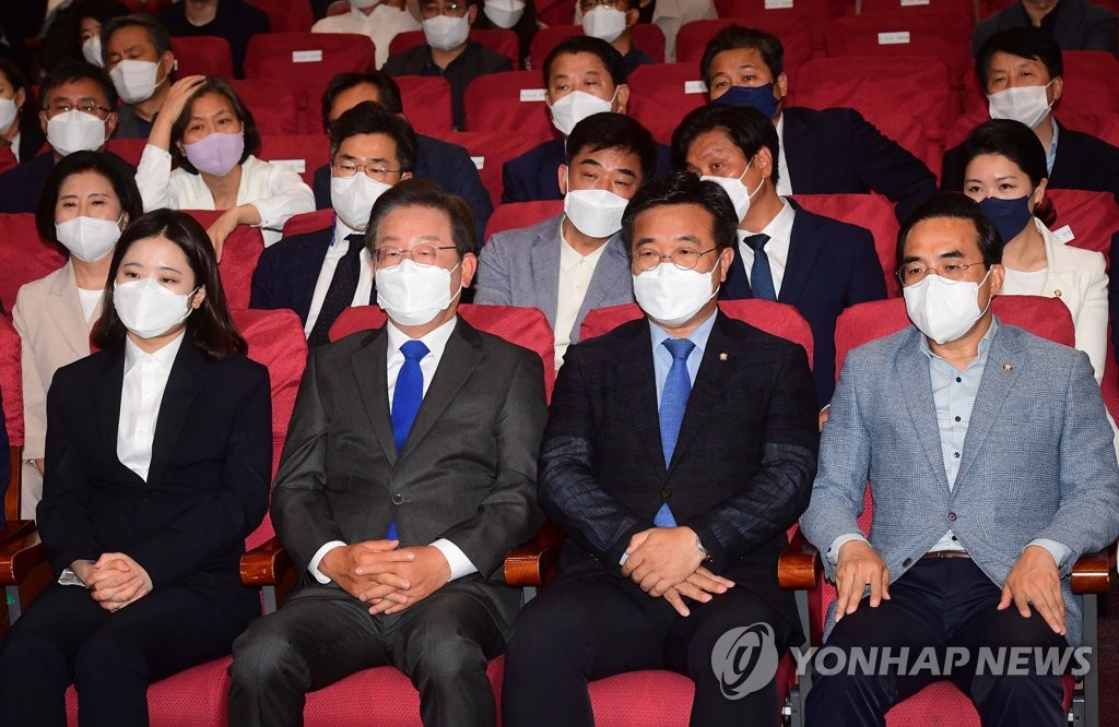 6月1日，在位于首尔市汝矣岛的国会大楼，最大在野党共同民主党领导班子观看出口调查结果。 韩联社/国会摄影记者团