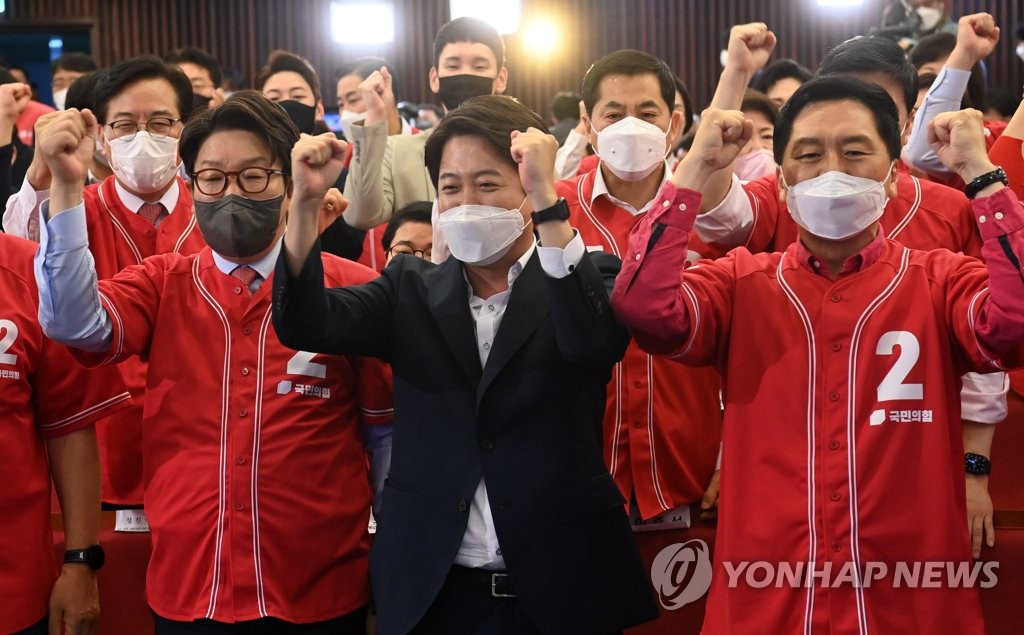 6月1日，在位于首尔市汝矣岛的国会大楼，执政党国民力量领导班子在出口调查结果出炉后欢呼。 韩联社/国会摄影记者团