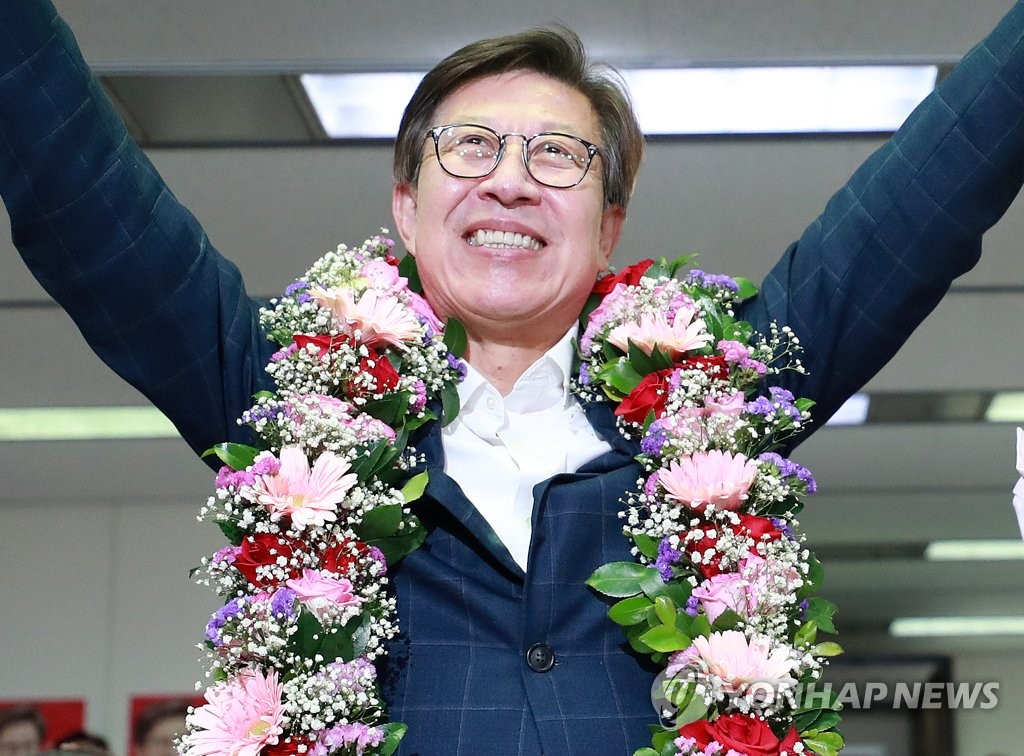 6月1日，计票结果显示执政党国民力量釜山市长候选人朴亨埈当选已成定局。图为朴亨埈庆祝成功连任。 韩联社