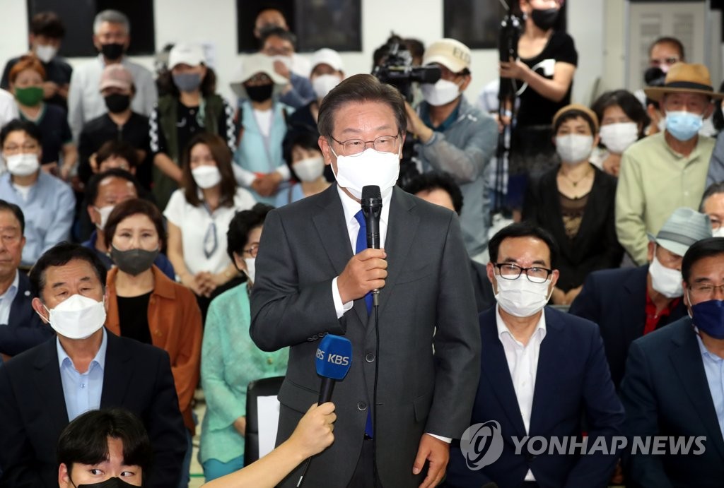 6月1日下午，共同民主党候选人李在明确定当选仁川市桂阳乙区议员后发表感想。 韩联社